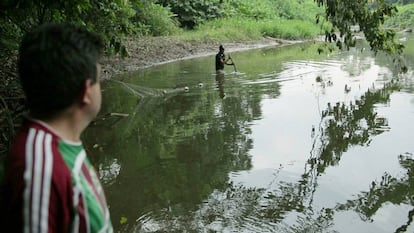 Frame do filme 'Toxitour' mostra um rio da região de Lago Ágrio que os moradores afirmam ter sido contaminado por dejetos de petróleo.