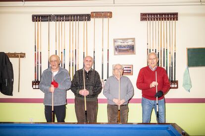 Varios de los jugadores habituales en la sala de billar del Centro Municipal de Mayores Juan Muñoz de Leganés.