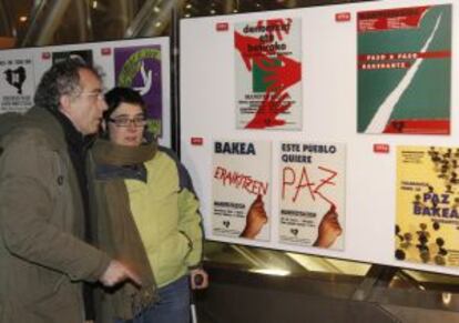 Gesto expuso ayer en una serie de paneles en la céntrica Plaza Circular de Bilbao los lemas con que ha ido convocando sus manifestaciones de otros años.