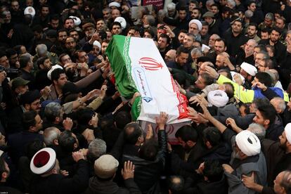 Los asistentes al funeral del general Soleimani llevan a hombros el ataud del fallecido, en Teherán (Irán). 