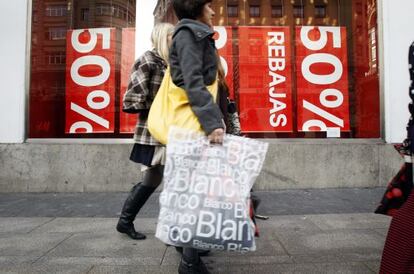 Una mujer con una bolsa de " Blanco"