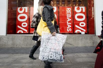 Una mujer con una bolsa de &quot; Blanco&quot;