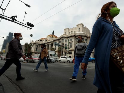Varias personas caminan en el centro de la Ciudad de México este jueves.