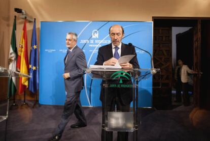 José Antonio Griñán y Alfredo Pérez Rubalcaba, momentos antes de la conferencia de prensa que ofrecieron en Sevilla.