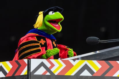 La rana Gustavo, durante su discurso en la graduación de los estudiantes de la Universidad de Maryland (EE UU).