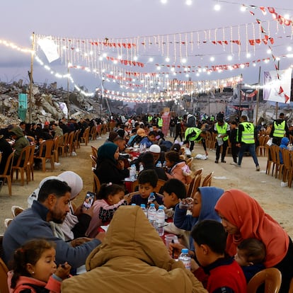 Palestinians break their fast by eating the Iftar meals during the holy month of Ramadan, near the rubble of buildings, amid a ceasefire between Israel and Hamas, in Rafah, in the southern Gaza Strip, March 1, 2025. REUTERS/chttps://prisa.arcpublishing.com/composer/story/v2/edit/YP7YFJX5SBFPXAPOWJKCK6HUIU