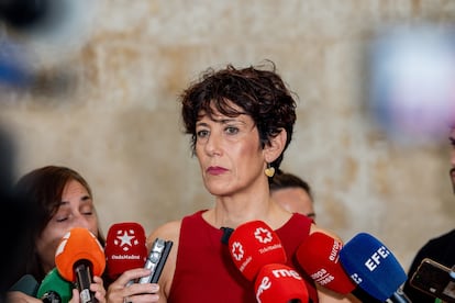 La ministra de Inclusión, Seguridad Social y Migraciones, Elma Saiz, atiende a los medios de comunicación tras una reunión con los responsables de la Dirección General de Gestión Migratoria, en el Ministerio de Inclusión, Seguridad Social y Migraciones, este martes.