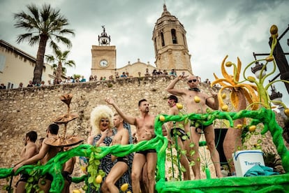 Sitges, a 35 quilòmetres de Barcelona, té la primera discoteca gai d'Espanya, inaugurada als anys 80, i actualment és una de les quatre grans destinacions europees per als viatgers gais.
