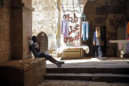 La entrada de la antigua prisión de Ribat Al Mansuri es un puesto fijo para Zuhra Al Qadi, desde donde ve pasar la gente y habla con unos y otros.