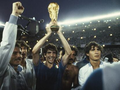 Paolo Rossi levanta el trofeo de la Copa del Mundo del 82