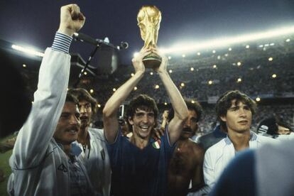 Paolo Rossi levanta el trofeo de la Copa del Mundo del 82