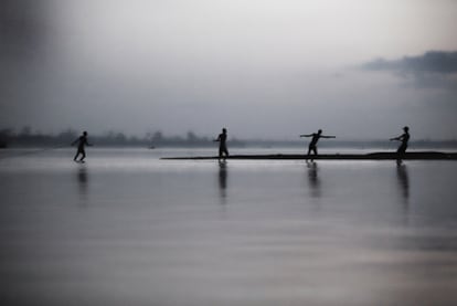 Unos pescadores en el río Qubangi, cerca de la frontera con Camerún.