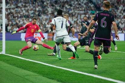 O brasileiro Vinicius, atacante do Real Madrid, tenta vencer Manuel Neuer, goleiro do Bayern de Munique.