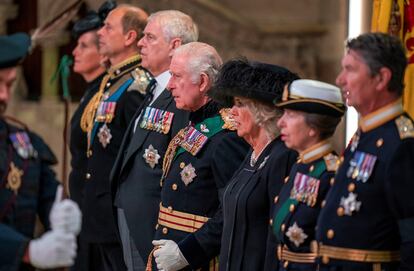 El Rey Carlos de Inglaterra, la reina consorte Camilla, la princesa Ana, el Príncipe Andrés, Duque de York, el Príncipe Eduardo, Conde de Wessex, y el Vicealmirante Sir Tim Laurence asisten a un Servicio de Oración y Reflexión por la Vida de la Reina Isabel II en la Catedral de San Giles, Edimburgo, Escocia.