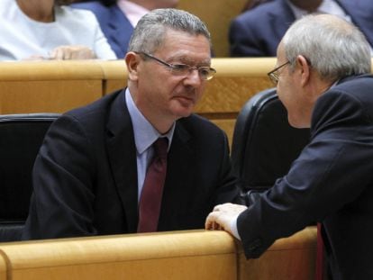 Alberto Ruiz-Gallardón conversa con el senador socialista José Montilla.