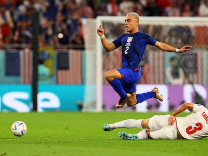 Sergiño Dest esquivaba la entrada de Hajsafi en el partido contra Irán.