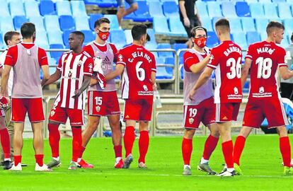Jugadores del Almería tras un partido ante el Zaragoza.
