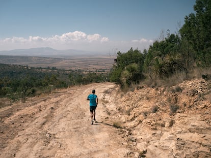 German Silva, corredor de larga distancia retirado, corre por un camino de tierra en Tlaxcala, México, el 18 de enero de 2021.