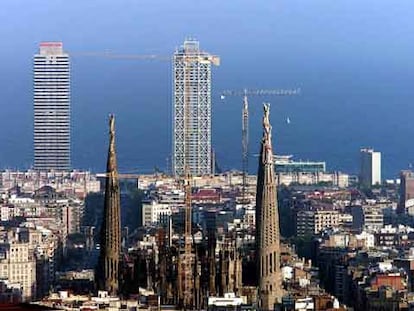 Vista de Barcelona con la Torre Mapfre, donde se instalará la nueva sede central de la CMT, a la izquierda.