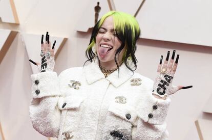 A cantora Billie Eilish compareceu ao Oscar com um extravagante conjunto Chanel.