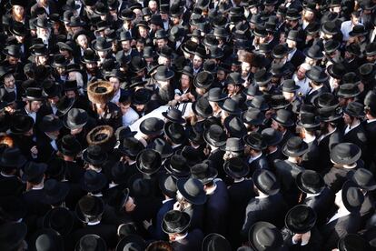 Una multitud acompaña el cadáver de una de las víctias, este viernes en Jerusalén.