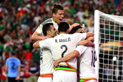 Los mexicanos celebran el tercer gol de su selección.