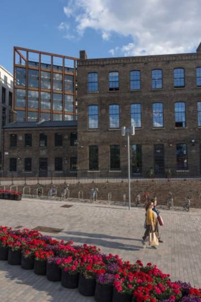 Parte de la fachada de la escuela Central Saint Martins, en la plaza Granary Square de Londres.