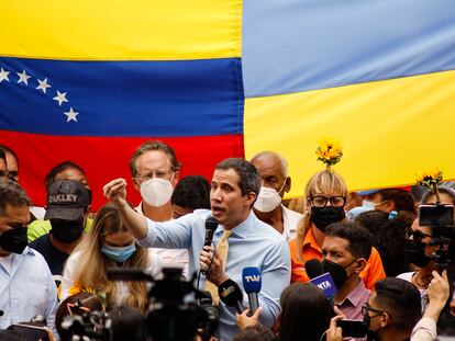 Juan Guaido (C), ofrece una habla a la prensa la semana pasada en Caracas, cuando todavía no se había dado a conocer la entrevista.