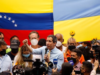 Juan Guaido (C), ofrece una habla a la prensa la semana pasada en Caracas, cuando todavía no se había dado a conocer la entrevista.