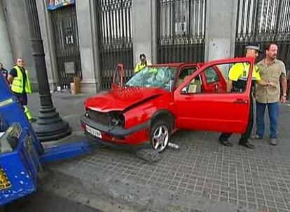 El vehículo, en medio de la acera después del accidente.