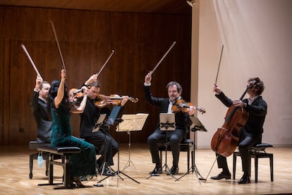 El Cuarteto Belcea y Amihai Grosz tras tocar el último acorde de Sol mayor del Quinteto op. 111 de Johannes Brahms.