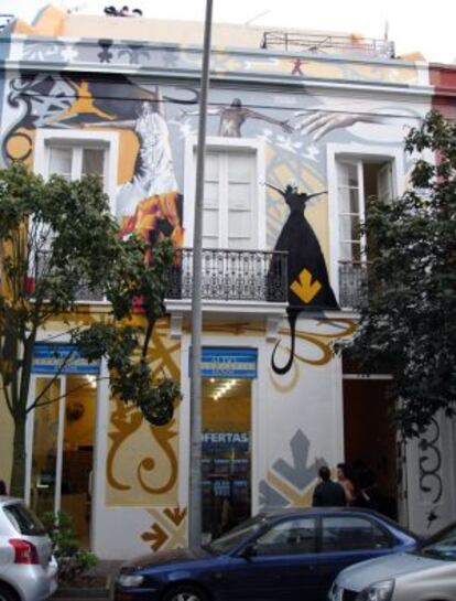 Los murales de la fachada del teatro Victoria, de Santa Cruz de Tenerife.