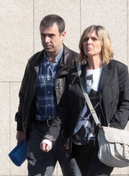 Manuel Aizpurua, viudo de Amaia Azkue, ayer a la salida de los juzgados en San Sebastián.