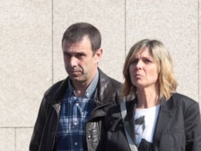 Manuel Aizpurua, viudo de Amaia Azkue, ayer a la salida de los juzgados en San Sebastián.
