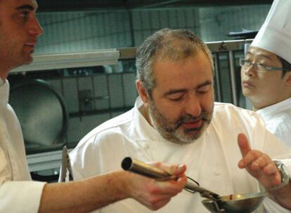 El <i>chef</i> Santi Santamaría convoca seis talleres culinarios en Madrid y Barcelona.