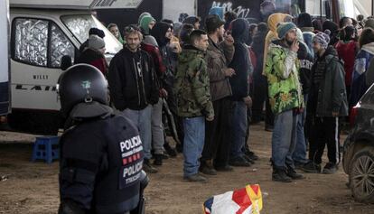 Agents dels Mossos d'Esquadra desallotgen la 'rave' de Llinars.