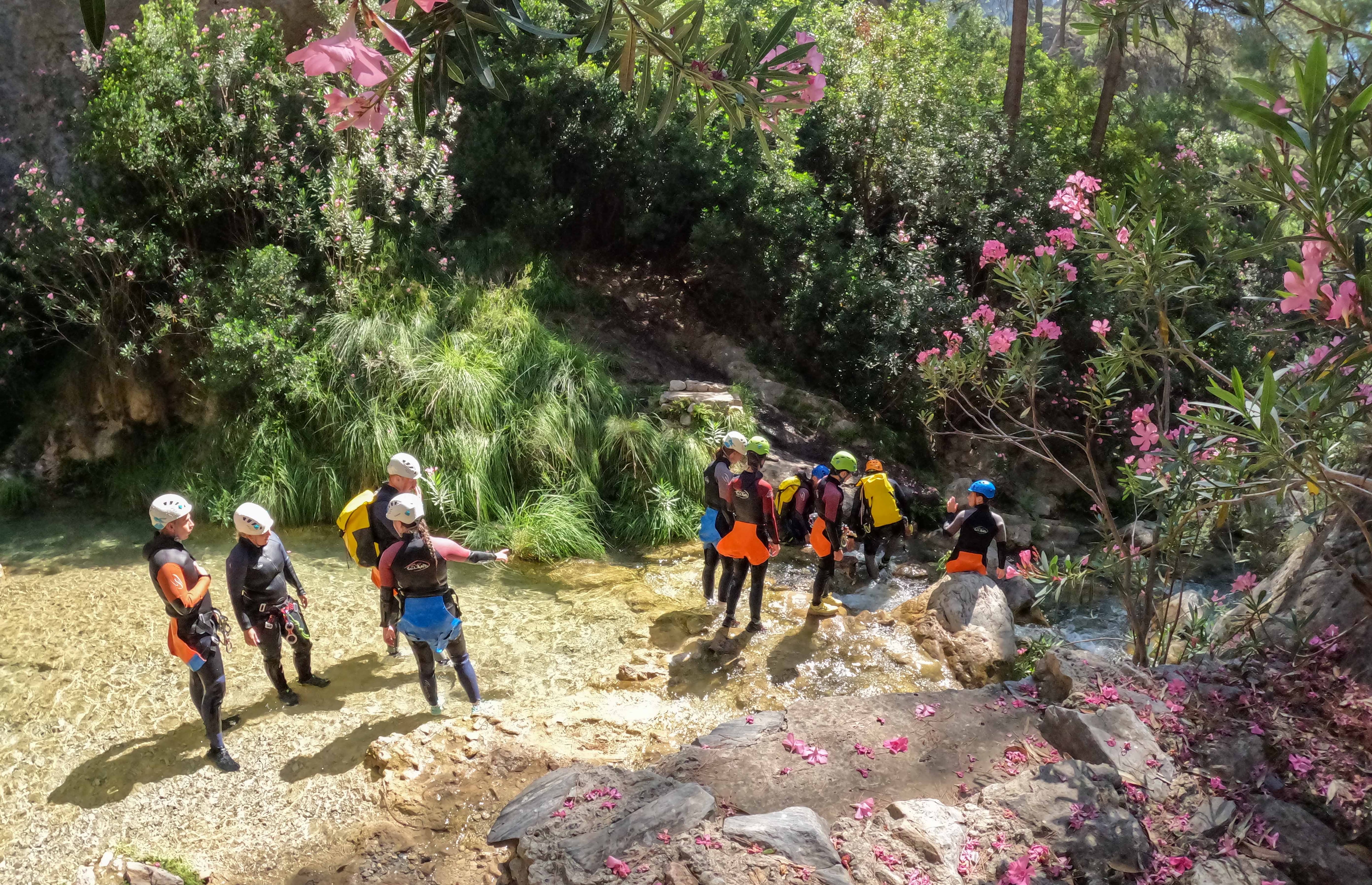 Un grupo practica barraquismo en río Verde (Granada).