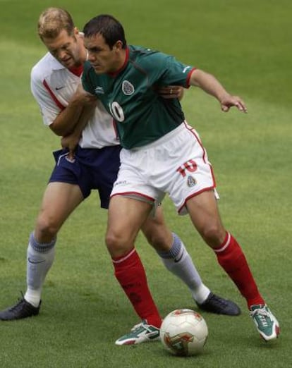 Blanco, durante el Mundial de 2002, detrás de él está el estadounidense Berhalter.