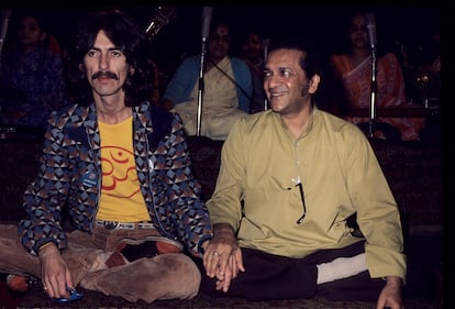 George Harrison y Ravi Shankar, en Londres alrededor de 1975.