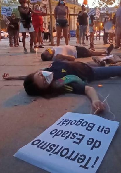 Los manifestantes, colombianos en Madrid fingen haber sido heridos. Es parte de la performance que realizaron para denunciar los abusos policiales en su país de origen el pasado sábado 12 de septiembre.