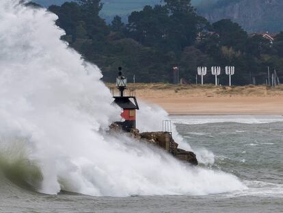 Una potente ola rompe en la bahía de Santander, este jueves.