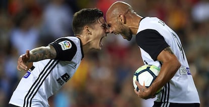 Mina y Zaza celebran el cuarto gol del Valencia.