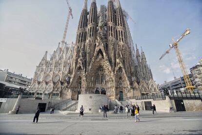 El templo de la Sagrada Família de Barcelona, uno de los monumentos más visitados de la ciudad, estaba casi desértico este viernes por la mañana.