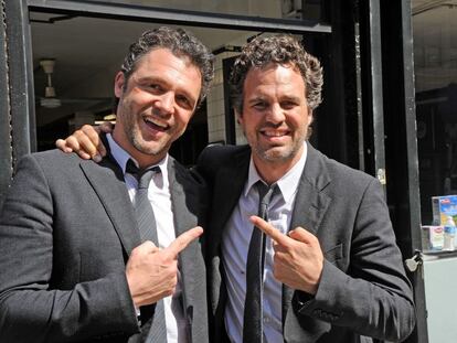 El actor Mark Ruffalo posa con su doble Anthony Molinari (izquierda). Ambos se encontraban rodando la película 'Ahora me ves...', en Nueva York en 2012. En la cinta Ruffalo da vida a un agente del FBI, con un caracter paranoico, que trata de atrapar a unos jinetes.