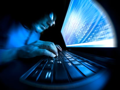 Un hacker trabajando con un ordenador.