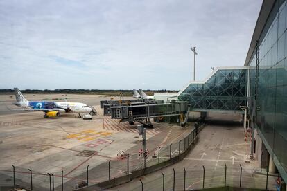 Aeronave varada en la terminal 1 del aeropuerto de Barcelona.