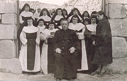 Monjas bernardas de Ferreira de Pantón, en 1949, con su capellán y una vecina. Ellas se sitúan dentro del marco de la puerta por la clausura.