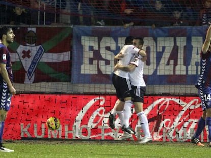 El delantero del Valencia Paco Alc&aacute;cer celebra tras marcar ante el Eibar.