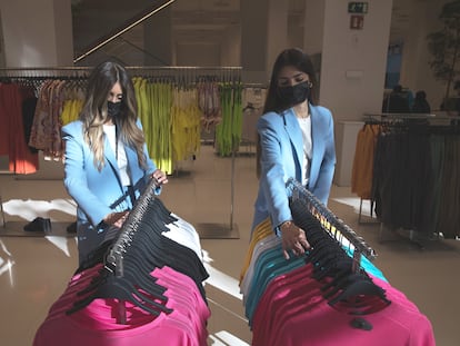 Dependientas en una tienda de ropa de Madrid.