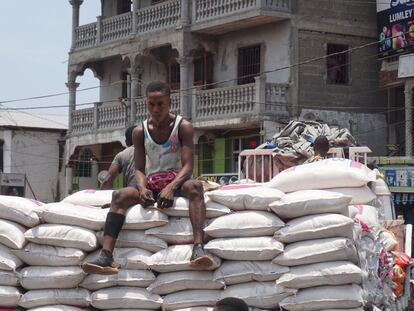 Un hombre sentado sobre sacos de arroz en un mercado en Freetown el 6 de abril de 2022, los precios de los productos básicos han subido en Sierra Leona desde la pandemia de covid-19 y más aún por la invasión rusa de Ucrania.